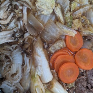 牛肉、人参、白菜、しめじ、白ネギ、糸こんのすき焼